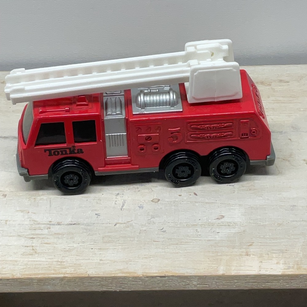 Tonka Fire Truck Engine 5 Red Diecast Toy Vehicle with Extending Ladder 4 inch